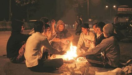 Maharashtra Weather : नाशकात हुडहुडी, वातावरणातील गारठ्याने ग्रामीण भागात पेटल्या शेकोट्या, किमान तापमान १०.१ अंशांवर