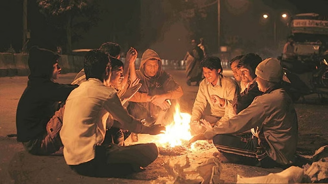 Maharashtra Weather : नाशकात हुडहुडी, वातावरणातील गारठ्याने ग्रामीण भागात पेटल्या शेकोट्या, किमान तापमान १०.१ अंशांवर