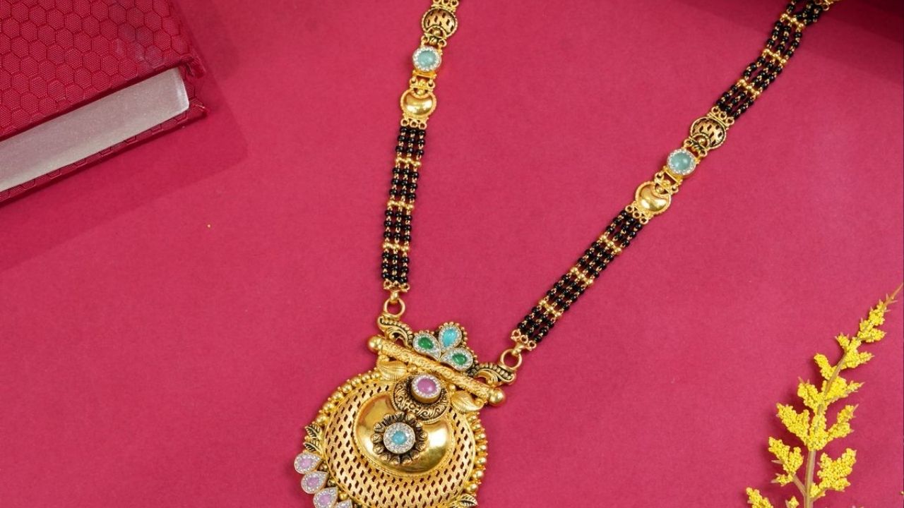 Astro Tips: काळे कपडे अशुभ, पण मंगळसुत्रामध्ये काळे मणी का? जाणून घ्या यामागील कारण