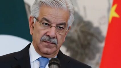 Tejas क्रॅशवर पाकिस्तानची पहिली प्रतिक्रिया; आसिफ ख्वाजा म्हणाले, ‘भारताशी युद्ध फक्त…’