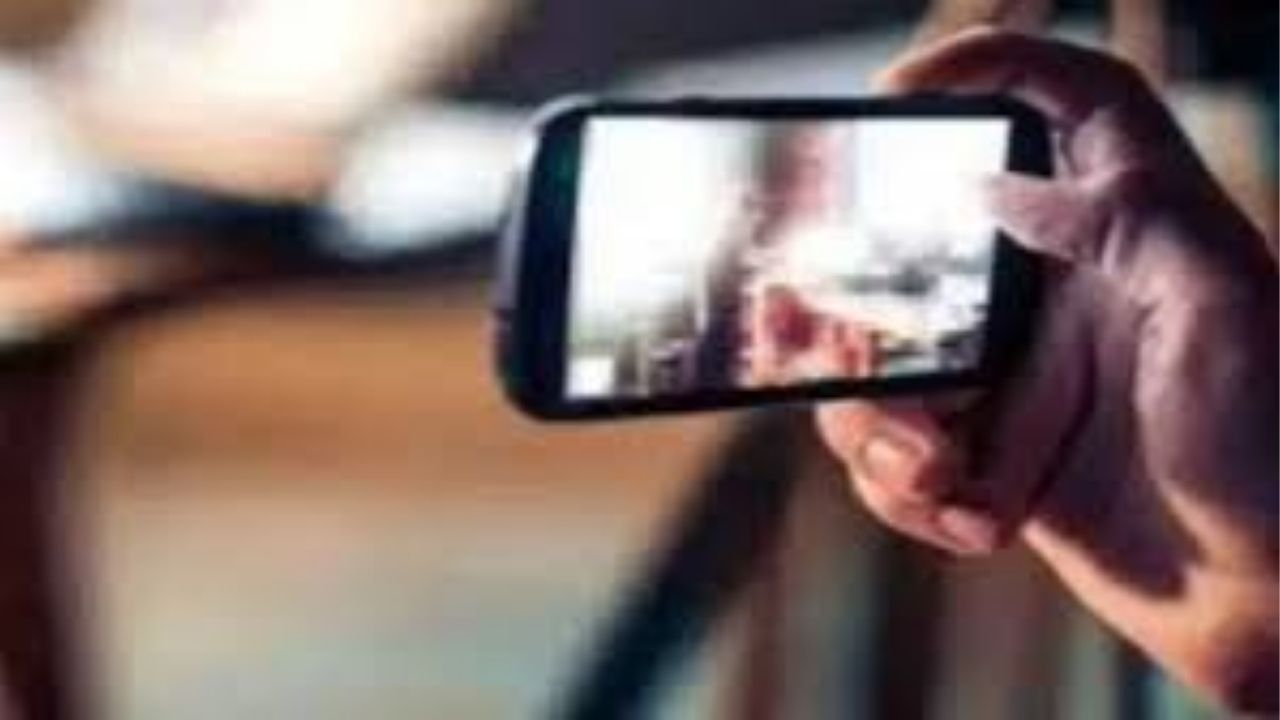 Uttarpradesh Crime: पतीने पत्नीला नशा देऊन बनवला अश्लील व्हिडिओ, डिलीट करण्यासाठी मागितले 10 लाख रुपये, कारण काय?