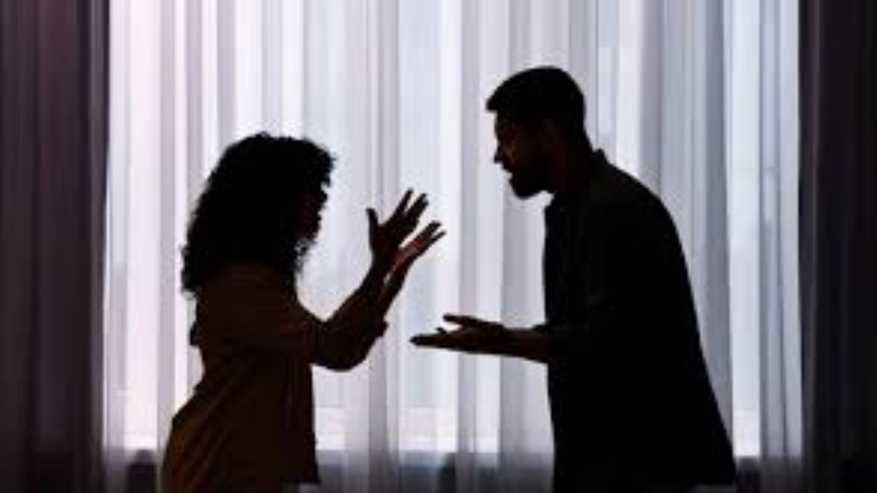 Madhya Pradesh Crime : विधवा वाहिनीने लग्नाला नकार दिला; संतापलेल्या दिराने घरात घुसून केला ॲसिड हल्ला