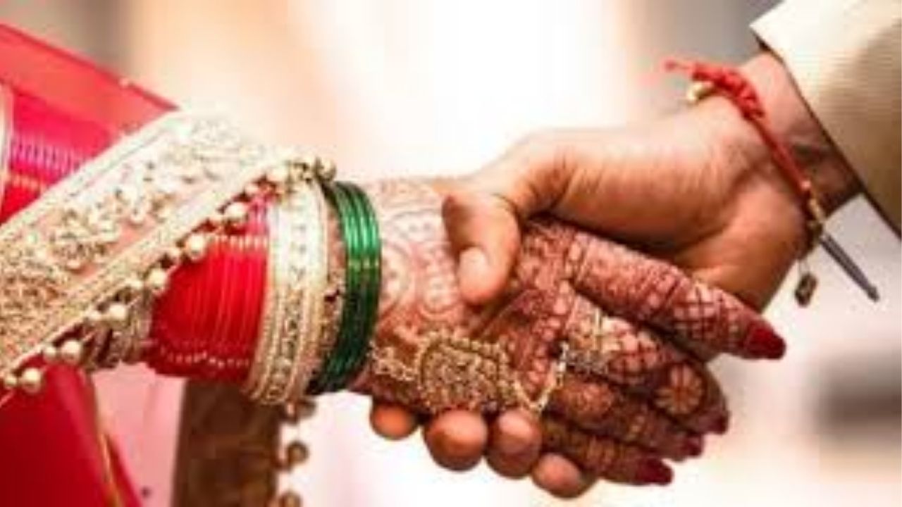 Uttarpradesh: पतीचा चकित करणारा निर्णय! पत्नीचे तिच्या प्रियकराशी लावून देणार लग्न एवढेच नाही तर…