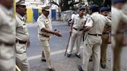 Pune Crime: पुण्यात ‘पुणे पॅटर्न’ची अंमलबजावणी! पोलिसांकडून रस्त्यावरच गुंडांना उठाबशा, गुडघ्यावर चालायला लावलं