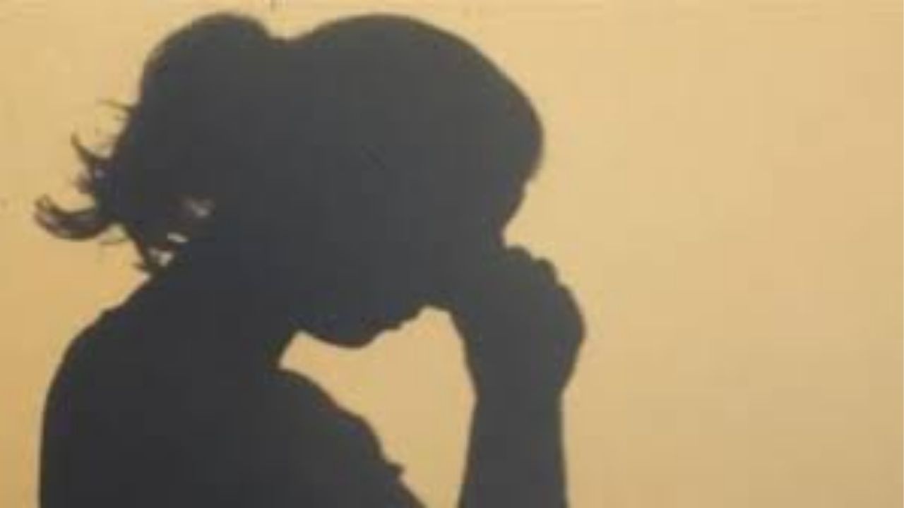 माझा मुलगा तुझ्यासोबत संबंध ठेवत आहे की नाही? नसेल, तर मीच येतो; सासऱ्यांकडून अश्लील कमेंट्स, तिघांविरुद्ध गुन्हा दाखल