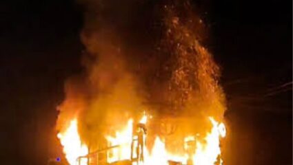 Ahmedabad Crime: धावत्या रुग्णवाहिकेला भीषण आग; डॉक्टर, नर्स, नवजात बालकासह ४ जणांचा मृत्यू