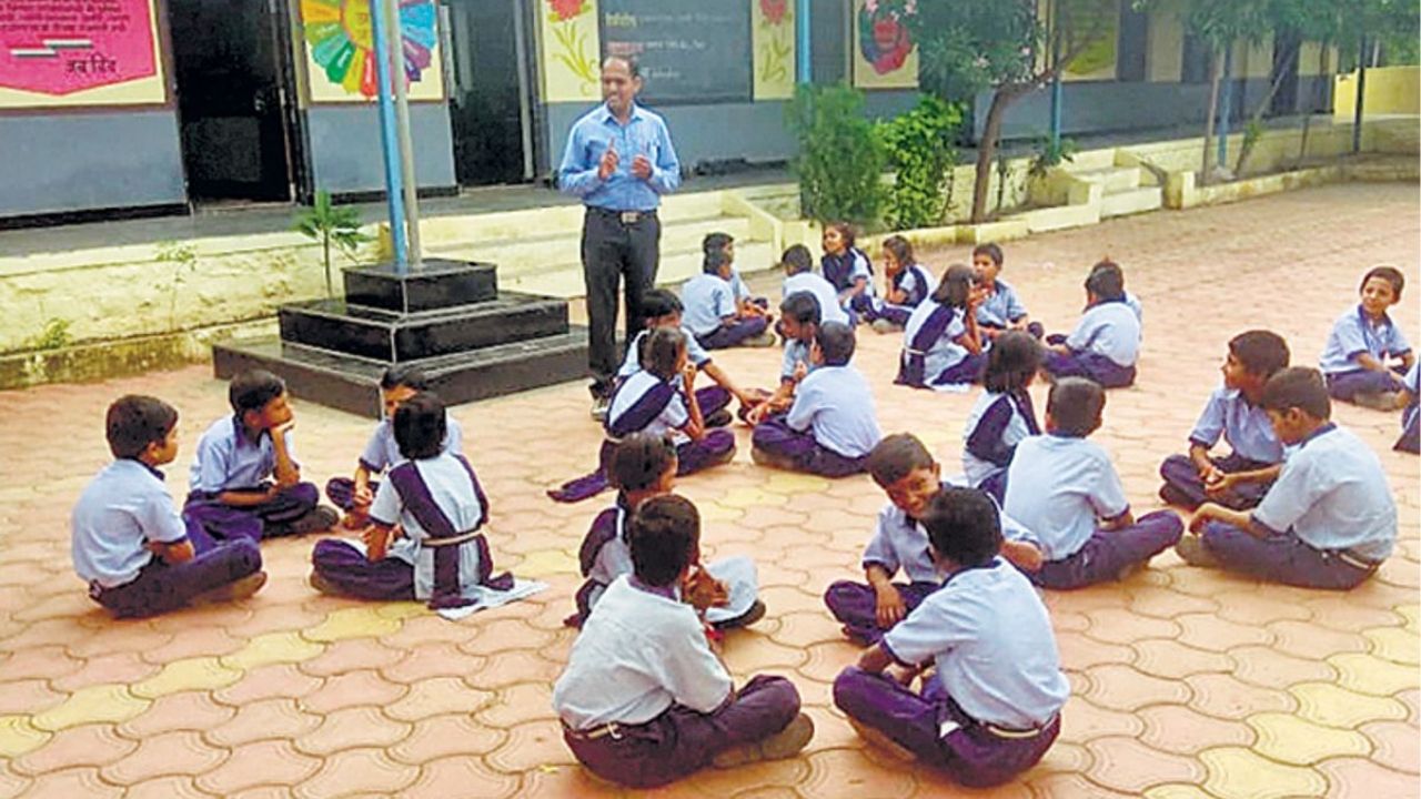 Palghar Crime : पाणी उशिरा आणलं म्हणून मारहाण? शिक्षकाच्या भीतीने विद्यार्थी शाळा सोडून जंगलात लपले