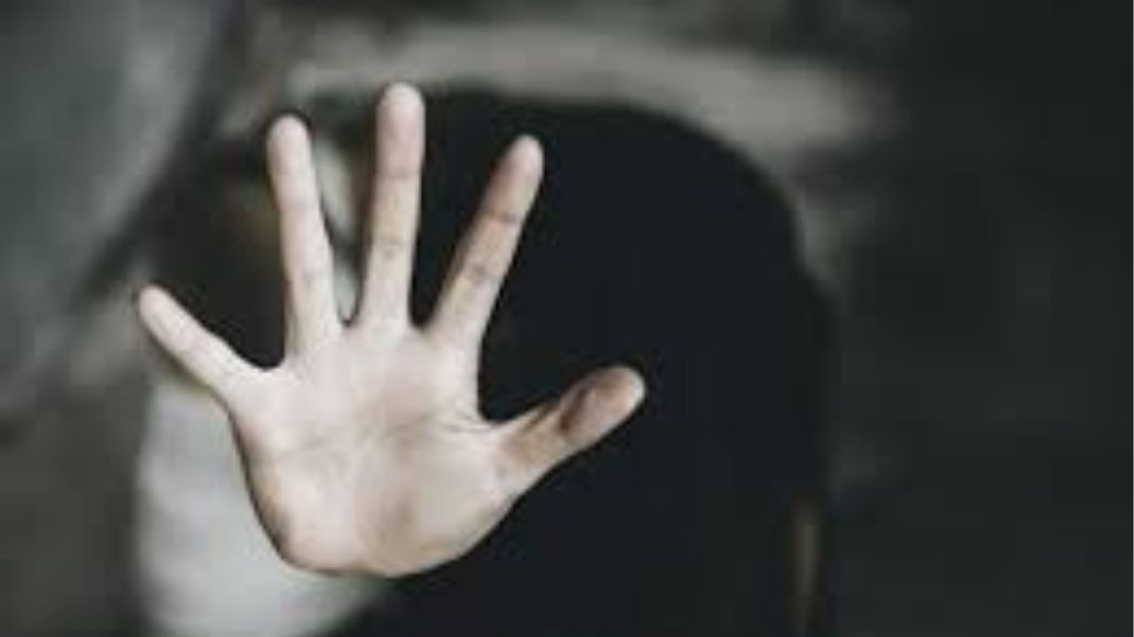 Beed Crime: नात्यातील मुलाकडून साडेपाच वर्षांच्या चिमुरडीवर अत्याचार; गावकऱ्यांनी गुन्हा दडपण्याचा केला प्रयत्न