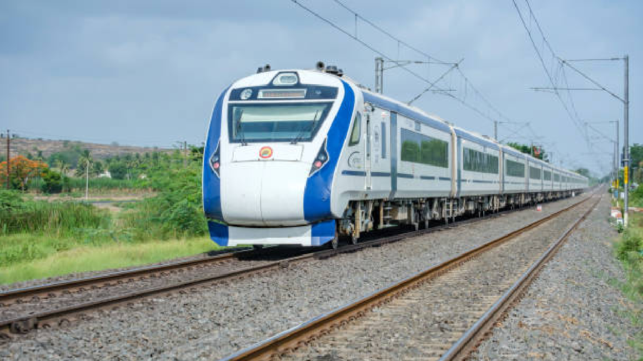 Railway Ticket Booking: आता तिकीटासाठी रांगेत नाही तर ‘या’ ठिकाणी जा! रेल्वेने सुरू केली नवी सुविधा