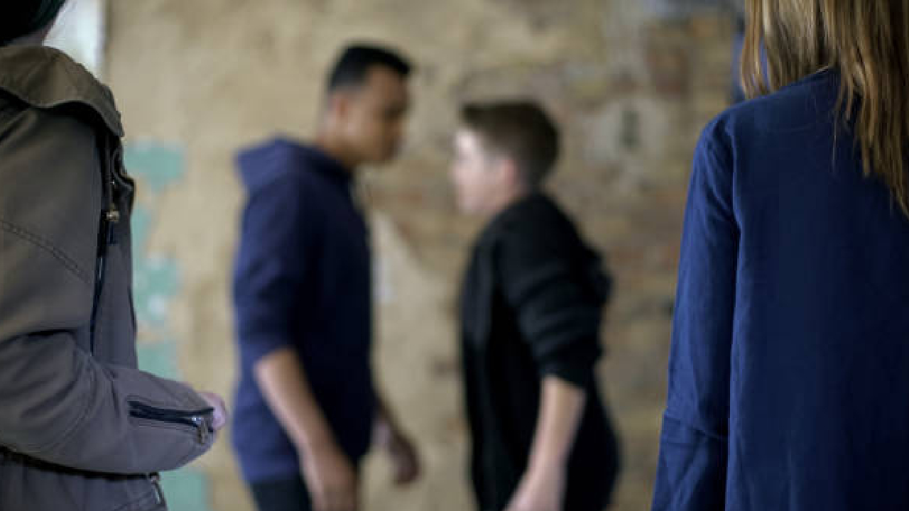 Crime News: पोलिसांसमक्षच एकमेकांना जीवे मारण्याची दिली धमकी; पुढे असे काही घडले…