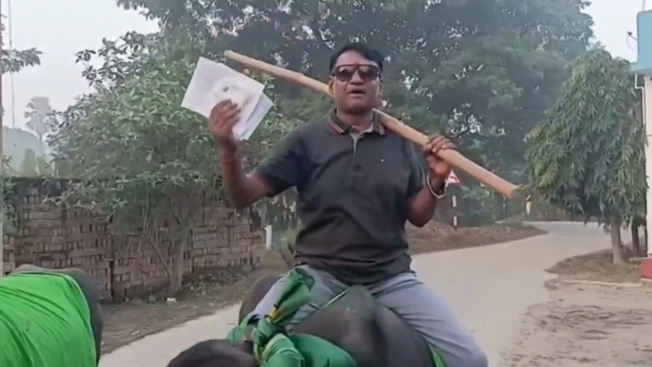 जिया हो बिहार के लाला! मतदान करण्यासाठी लालू यादवांचा उमेदवार म्हशीवर बसला अन्….; Video Viral