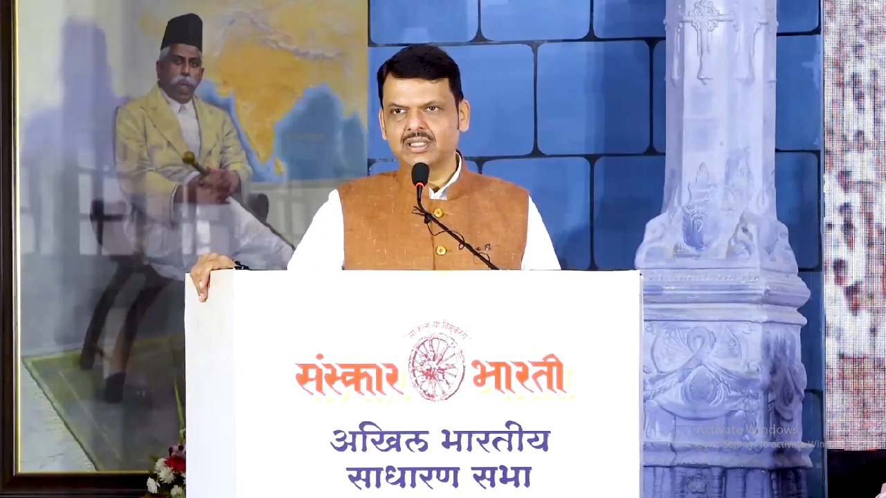 Devendra Fadnavis: “शेजारी देशांमध्ये लोकशाही टिकू शकली नाही, मात्र…”: काय म्हणाले मुख्यमंत्री फडणवीस?