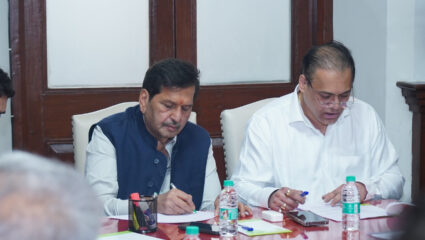 Mangal Prabhat Lodha यांनी केला केईएम रूग्णालयाचा दौरा; गैरसोयीबाबत प्रशासनाला थेट…