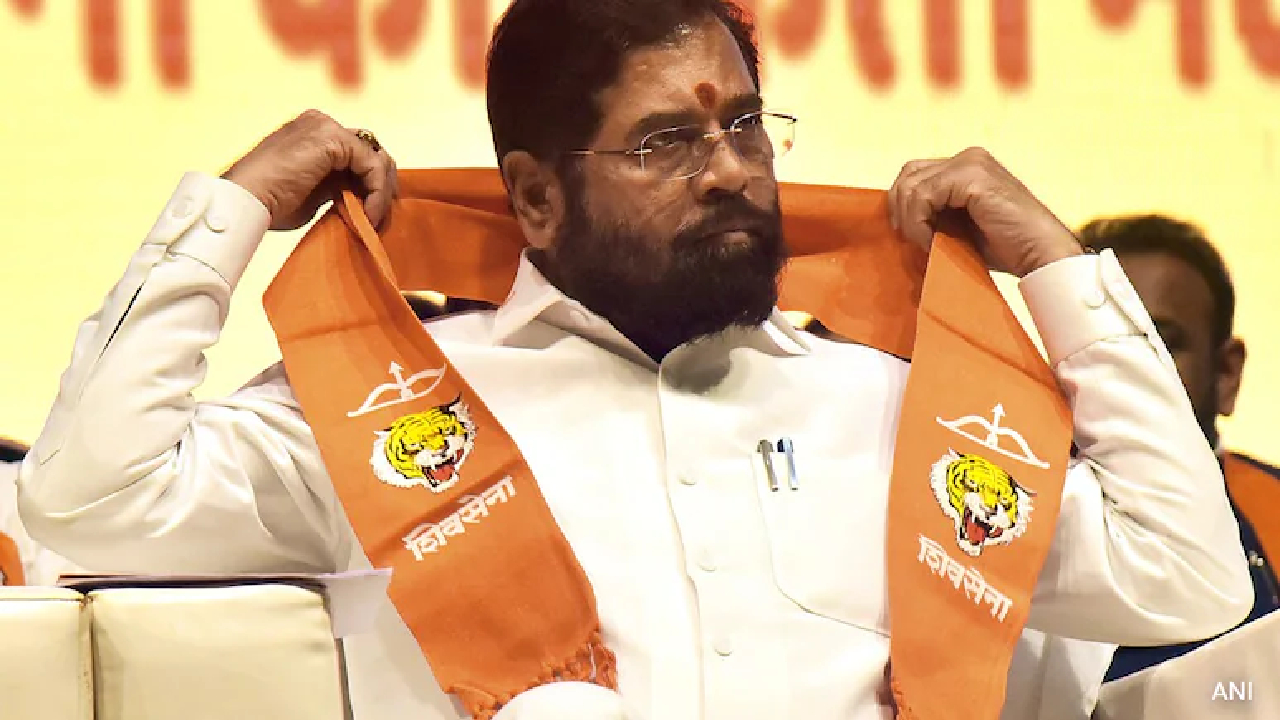 Maharashtra Politics: सरकार कोसळणार? काल मंत्र्यांचा बहिष्कार अन् शिंदे दिल्लीला रवाना; राजकारणात भूकंप