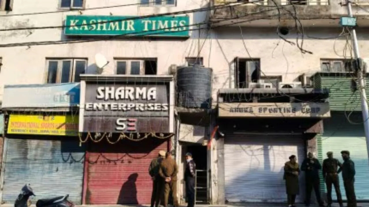 मोठी बातमी! SIA ची जम्मू काश्मीर टाइम्सविरुद्ध मोठी कारवाई; छापेमारीत AK-47 अन्…; वाचून थक्क व्हाल