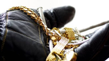 Crime News: रात्रीस दरोडा पडे! राजापूरमधील ‘या’ गावात 6 जणांची टोळी थेट घरात घुसली अन्…