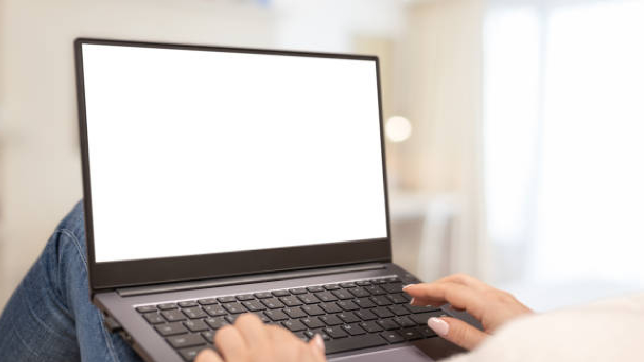 Laptop मांडीवर ठेवून तासनतास काम करताय? सावध व्हा; नाहीतर होईल ‘हे’ मोठे नुकसान