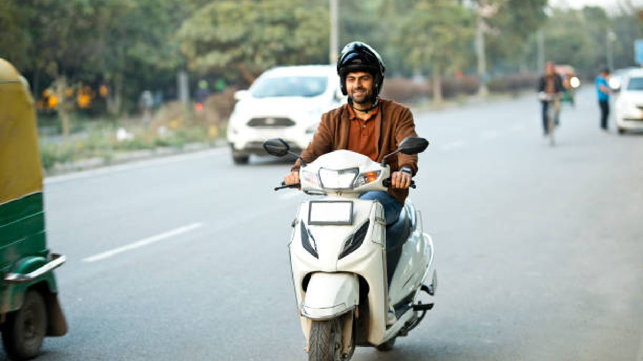 RTO News: शासकीय कार्यालयांमध्ये विना हेल्मेट येताय? मग ‘ही’ बातमी नाकी वाचा