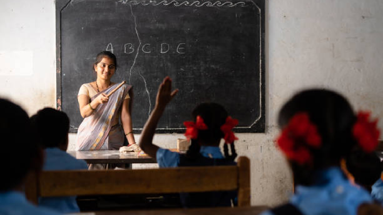 शिक्षक भरती व पदनियुक्ती पटसंख्येनुसारच होणार; हायकोर्टाने वैध ठरवला ‘तो’ निर्णय, अतिरिक्त शिक्षकांना… शिक्षक भरती व पदनियुक्ती पटसंख्येनुसारच होणार; हायकोर्टाने वैध ठरवला ‘तो’ निर्णय, अतिरिक्त शिक्षकांना…