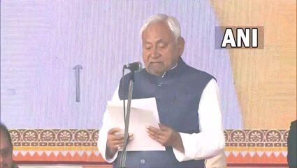 Nitish Kumar oath ceremony: “मैं सत्यनिष्ठा से… बिहार मुख्यमंत्रीपदाची नितीश कुमारांनी घेतली शपथ, रचला नवा विक्रम