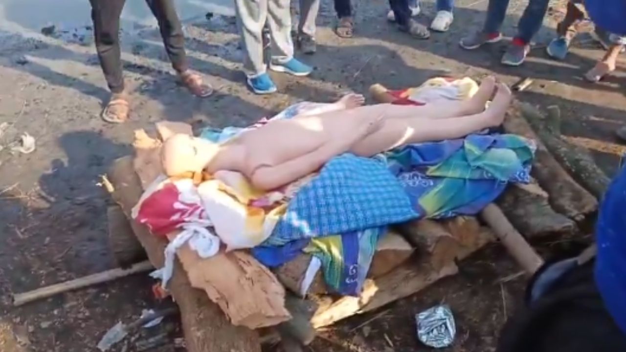 Funeral of a plastic dummy : अंतयात्रा काढली..घाटावर चिता पेटणार एवढ्यात…; समोर आला 50 लाखांचा डाव, Video Viral
