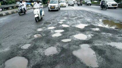 अमळनेरात खड्डे मोडताहेत मणके! रेल्वे बांधकाम व सार्वजनिक बांधकाम विभागांचे एकमेकांकडे बोट