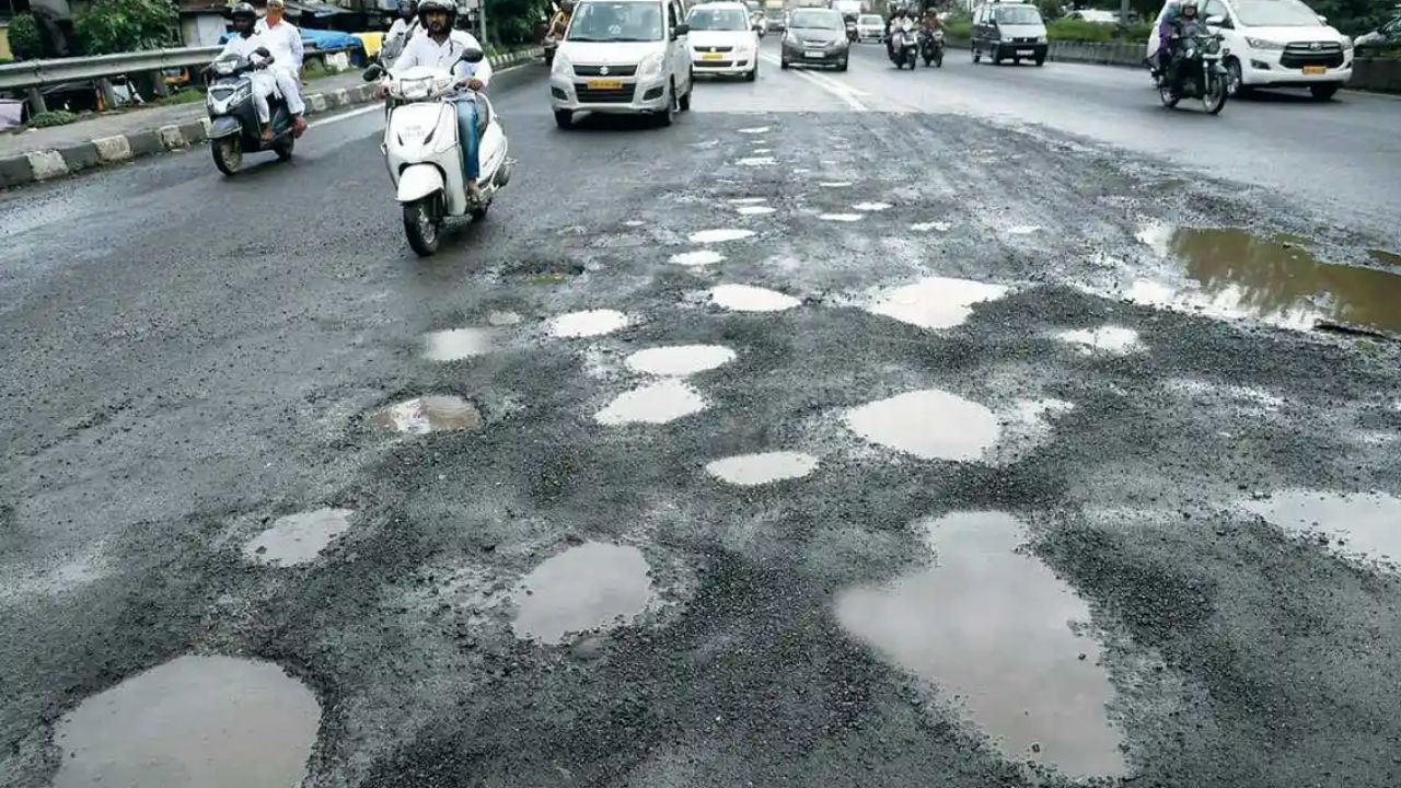 अमळनेरात खड्डे मोडताहेत मणके! रेल्वे बांधकाम व सार्वजनिक बांधकाम विभागांचे एकमेकांकडे बोट