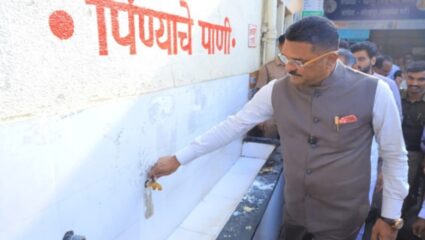 सोलापूर बसस्थानकाला परिवहनमंत्र्यांची अचानक भेट; आगार व्यवस्थापकाला थेट निलंबितच केलं