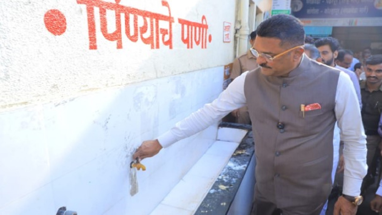 सोलापूर बसस्थानकाला परिवहनमंत्र्यांची अचानक भेट; आगार व्यवस्थापकाला थेट निलंबितच केलं