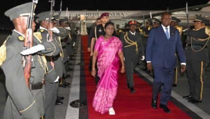 राष्ट्रपती द्रौपदी मुर्मू अंगोलाच्या दौऱ्यावर ; भारत-आफ्रिकेतील भागीदारी मजबूत करण्याचा उद्देश