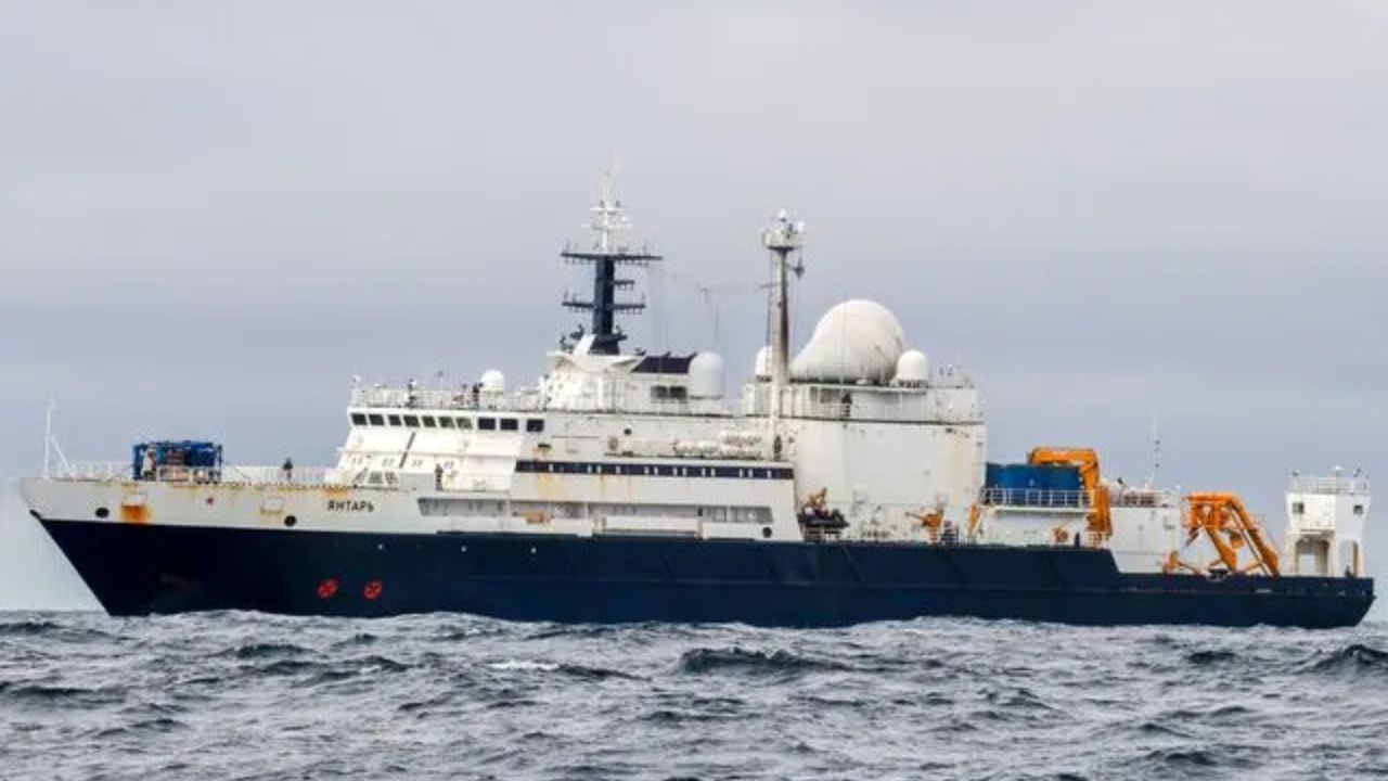 UK Navy : ‘आम्हाला माहिती आहे तुम्ही काय करत आहात’, रशियामुळे ब्रिटनची सुरक्षा यंत्रणा हाई अलर्टवर; Frigate,P-8 Poseidon तैनात