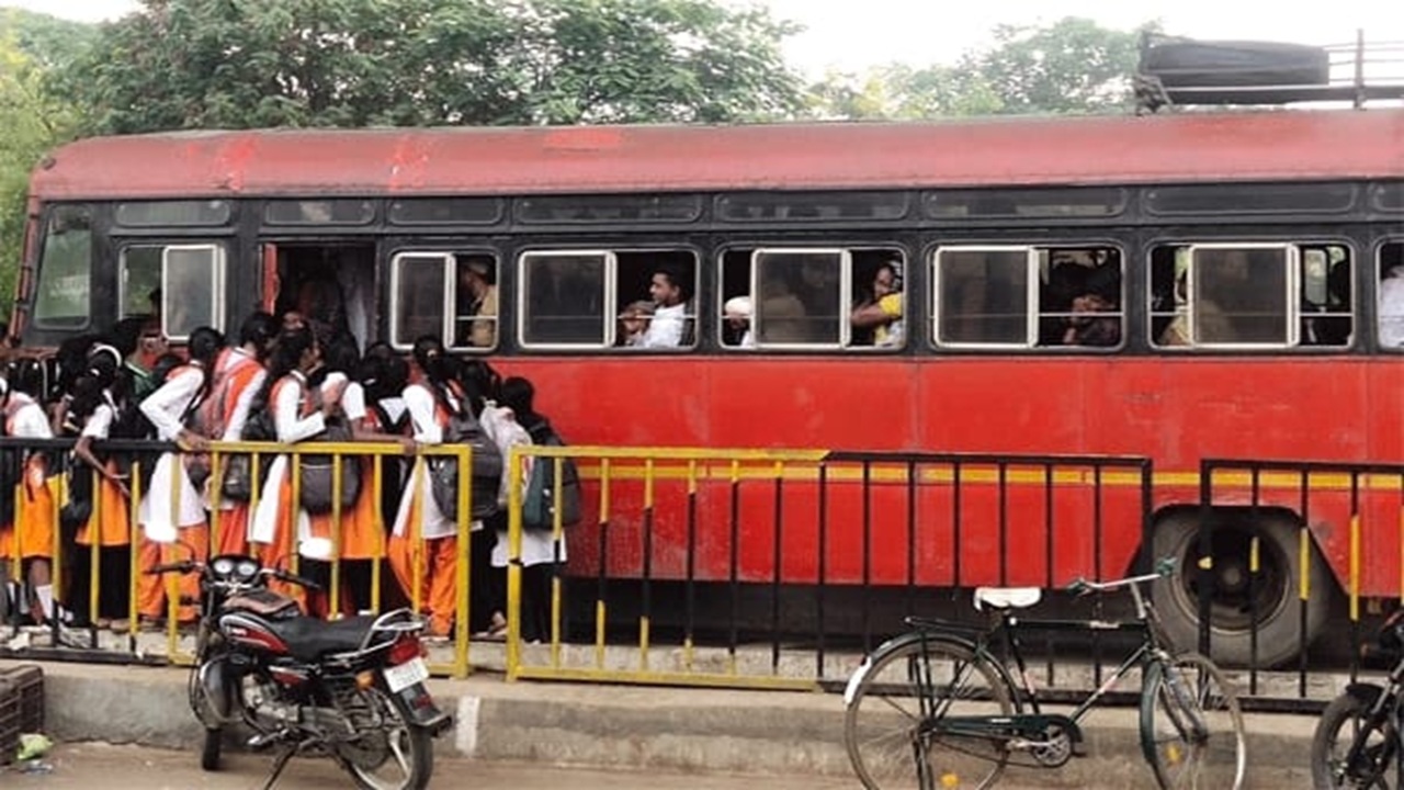 ST Bus: शालेय विद्यार्थी-विद्यार्थीनींसाठी एसटीची हेल्पलाईन सुरू, प्रताप सरनाईक यांची माहिती