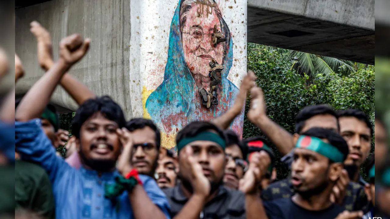 Sheikh Hasina Verdict : इकडे हसीना यांना मृत्युदंडाची शिक्षा सुनावली तर तिकडे ढाक्यात लोक रस्त्यावर उतरले; पहा VIDEO