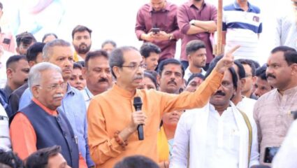 Uddhav Thackeray Marathwada Visit: मुख्यमंत्र्यांनी गुळ लावला…मदतीच्या नावाने बोंबाबोंब; उद्धव ठाकरे शेतकऱ्यांच्या बांध्यावर