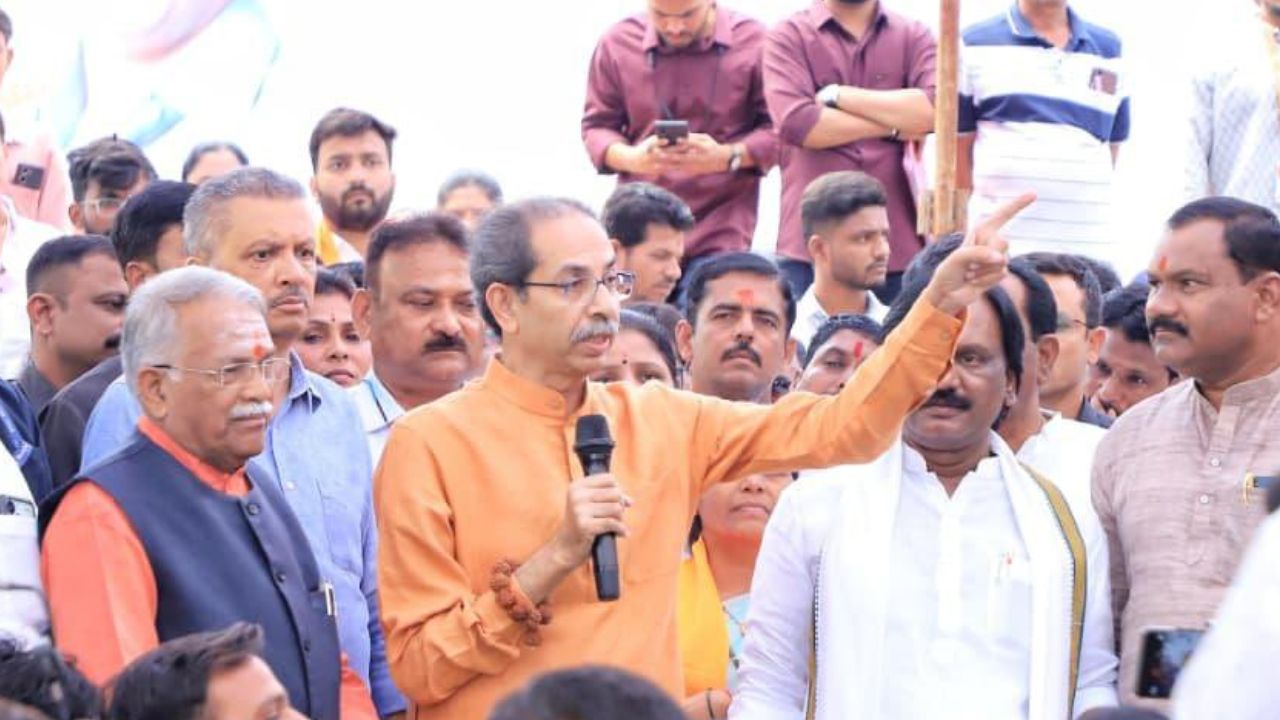 Uddhav Thackeray Marathwada Visit: मुख्यमंत्र्यांनी गुळ लावला…मदतीच्या नावाने बोंबाबोंब; उद्धव ठाकरे शेतकऱ्यांच्या बांध्यावर