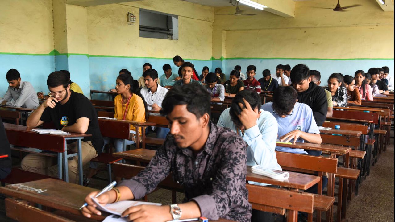 Maharashtra News : शिक्षक पात्रता परीक्षा केंद्रांची तपासणी; ५०६२ उमेदवारांची उपस्थिती तर २४६ अनुपस्थित