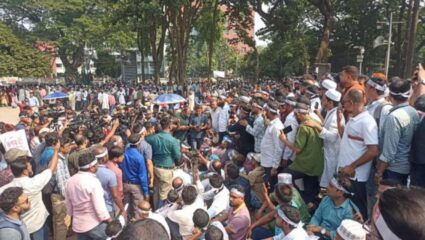 Bangladesh News : बांगलदेशात निवडणुकीपूर्वी मोठा गोंधळ; शेख हसीनानंतर आता युनूस सरकारविरोधात विद्यार्थी रस्त्यावर