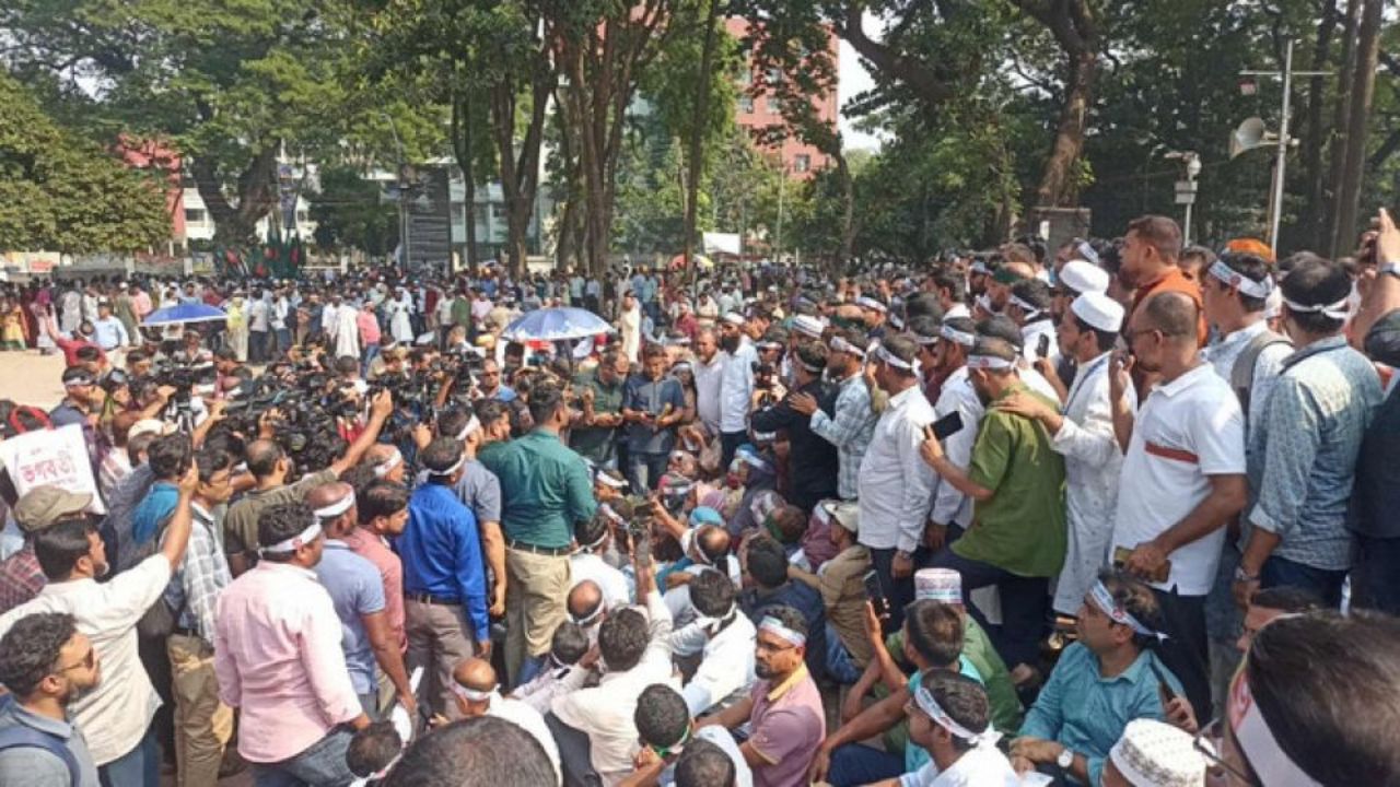 Bangladesh News : बांगलदेशात निवडणुकीपूर्वी मोठा गोंधळ; शेख हसीनानंतर आता युनूस सरकारविरोधात विद्यार्थी रस्त्यावर