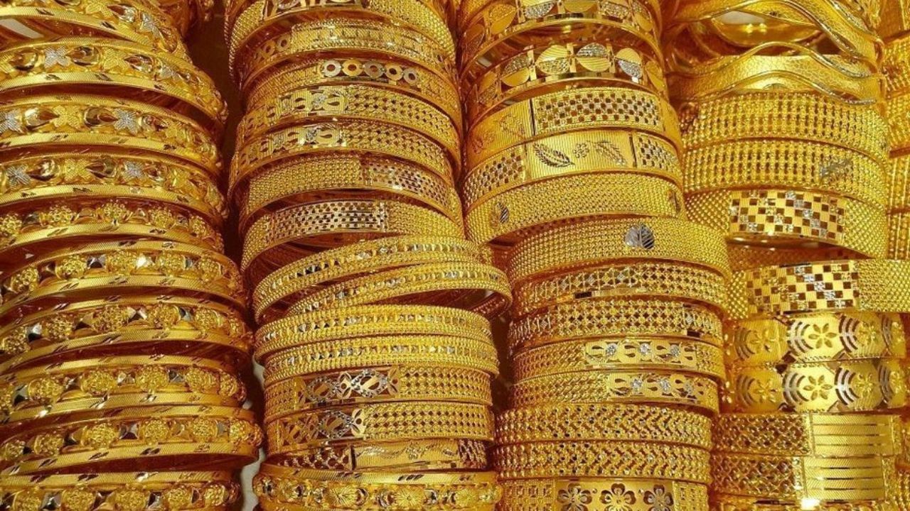 Todays Gold-Silver Price: ग्रहकांसाठी सुवर्णसंधी! तब्बल 4 हजार रुपयांनी कोसळली चांदी, सोन्याचे भावही थंडावले