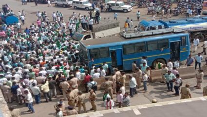 ऊस दरासाठी शेतकरी संघटना आक्रमक, वाहनांवर दगडफेक; अनेक पोलीस जखमी