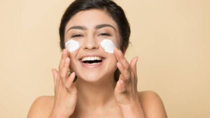 झोपण्याआधी चेहऱ्यावर लावा ‘हा’ गुणकारी पदार्थ! सकाळी उठल्यानंतर त्वचेवर येईल चमकदार ग्लो, दिसाल कायमच तरुण