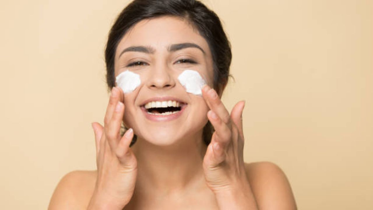 झोपण्याआधी चेहऱ्यावर लावा ‘हा’ गुणकारी पदार्थ! सकाळी उठल्यानंतर त्वचेवर येईल चमकदार ग्लो, दिसाल कायमच तरुण