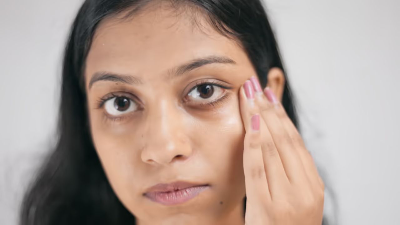 डोळ्यांखाली काळी वर्तुळ वाढली आहेत? शरीरात निर्माण झालेल्या ‘या’ विटामिनच्या कमतरतेमुळे त्वचा होईल निस्तेज