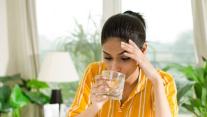 दिवसभरात किती पाण्याचे सेवन करावे? शरीरात पाण्याची कमतरता निर्माण झाल्यानंतर ‘या’ अवयवांमध्ये होतात तीव्र वेदना