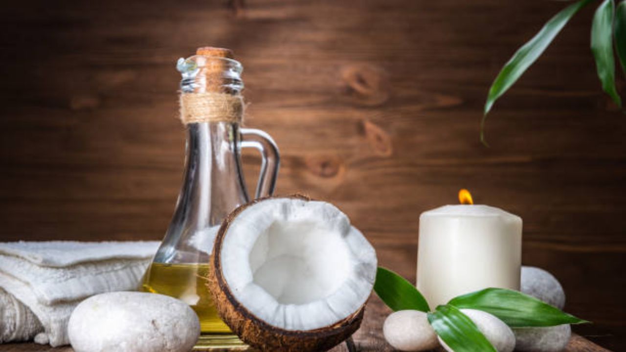 खोबऱ्याच्या तेलात असलेले गुणकारी घटक त्वचा हायड्रेट ठेवतात. यासोबतच चेहऱ्यावरील ग्लो वाढवतात. थंडीच्या दिवसांमध्ये रात्री झोपण्याआधी त्वचेवर खोबरेल तेल लावावे. यामुळे त्वचा चमकदार दिसते.