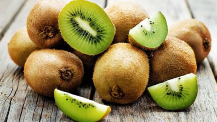 थंडीच्या दिवसांमध्ये वारंवार आजारी पडता? रोगप्रतिकारशक्ती सुधारण्यासाठी नियमित करा किवीचे सेवन, कायम राहाल हेल्दी