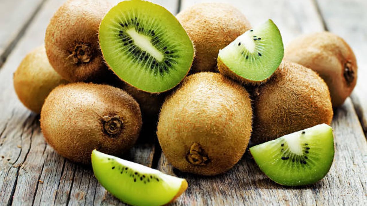 थंडीच्या दिवसांमध्ये वारंवार आजारी पडता? रोगप्रतिकारशक्ती सुधारण्यासाठी नियमित करा किवीचे सेवन, कायम राहाल हेल्दी