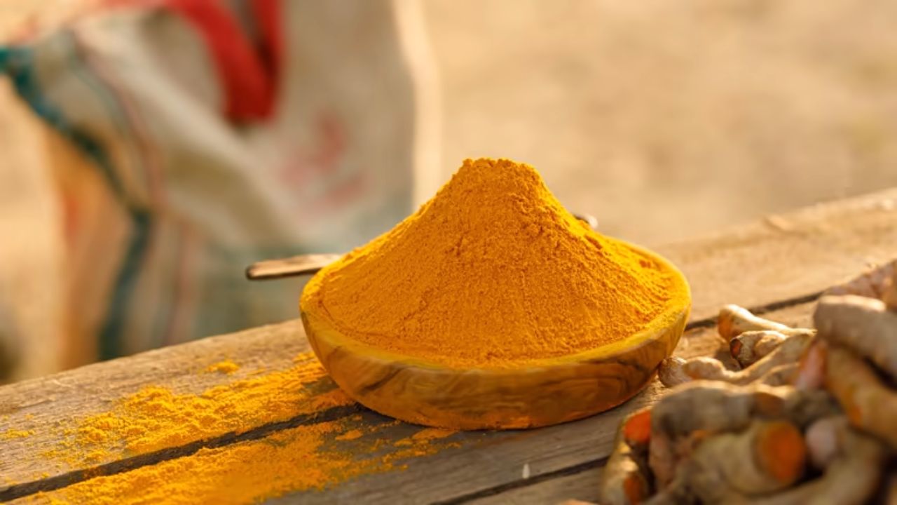 स्वयंपाक घरात हळदीचा वापर मोठ्या प्रमाणावर केला जातो. जेवणात हळद टाकल्यामुळे पदार्थाची चव आणि सुंगंध वाढतो. सकाळी उठल्यानंतर उपाशी पोटी कोमट पाण्यात हळद मिक्स करून सेवन केल्यास शरीरात साचून राहिलेली घाण बाहेर पडून जाण्यास मदत होईल. यामध्ये असलेले दाहक विरोधी गुणधर्म फुफ्फुसांमधील जळजळ कमी करतात.