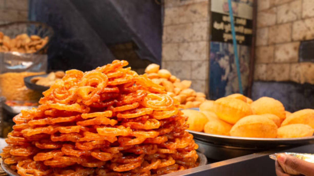 गोड चवीची जिलेबी तुम्ही खाल्ली असेल पण उत्तर प्रदेशात बटाट्याचा वापर करून जिलेबी बनवली जाते. कुरकुरीत, किंचित गोड आणि आंबट चवीची जिलेबी साऱ्यांचं खूप आवडते.