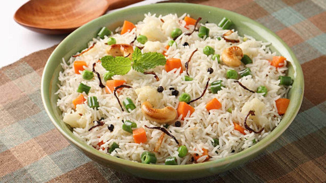 वेगवेगळ्या भाज्या आणि सुगंधी मसाल्यांचा वापर करून बनवलेला व्हेज पुलाव चवीला अतिशय सुंदर लागतो. घरातील सगळ्यांचं व्हेज पुलाव खायला खूप जास्त आवडते.